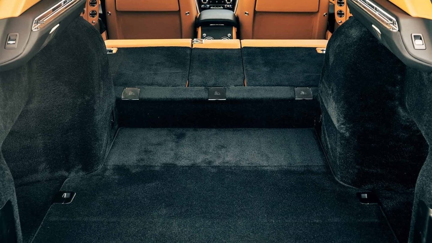 Detalles del sistema de infotainment del Cullinan a disposición de los pasajeros.