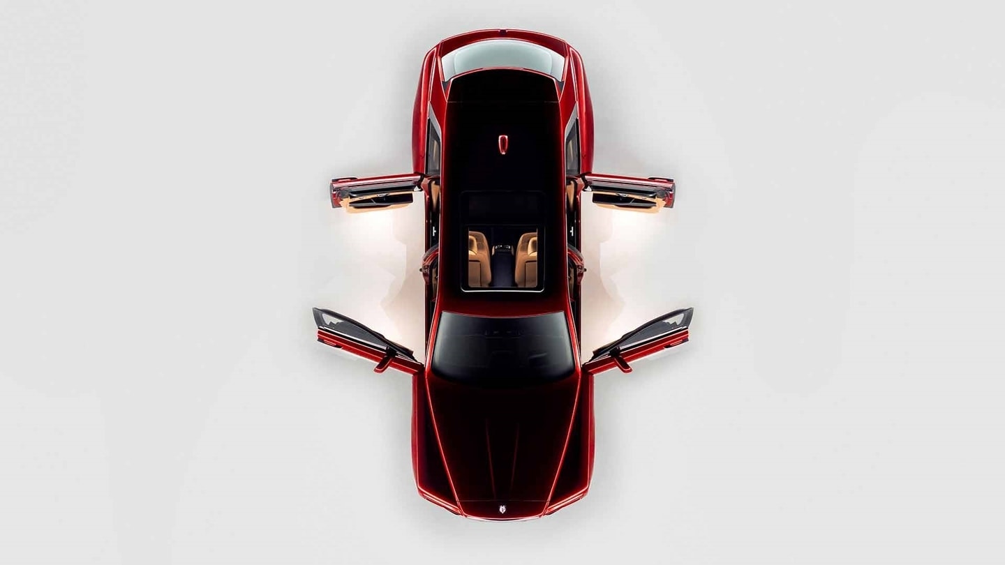 Una perspectiva frontal que exhibe el diseño robusto y elegante del Cullinan.