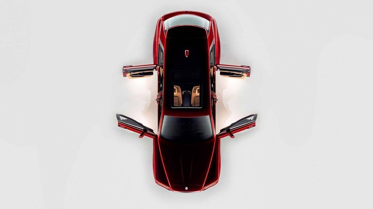 Una perspectiva frontal que exhibe el diseño robusto y elegante del Cullinan. Una perspectiva frontal que exhibe el diseño robusto y elegante del Cullinan.