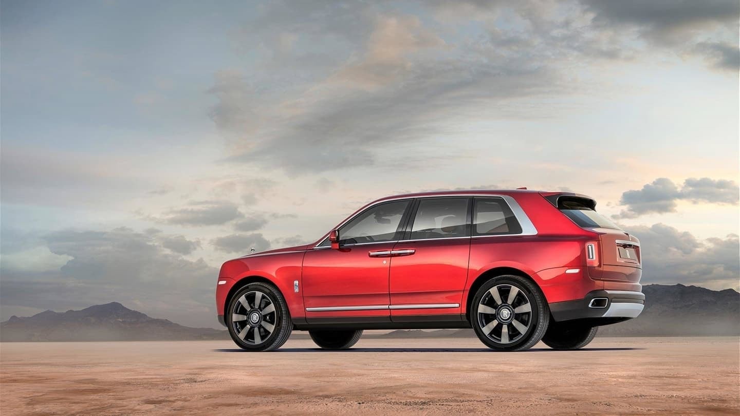 Perfil lateral del Cullinan destacando su línea de techo distintiva.