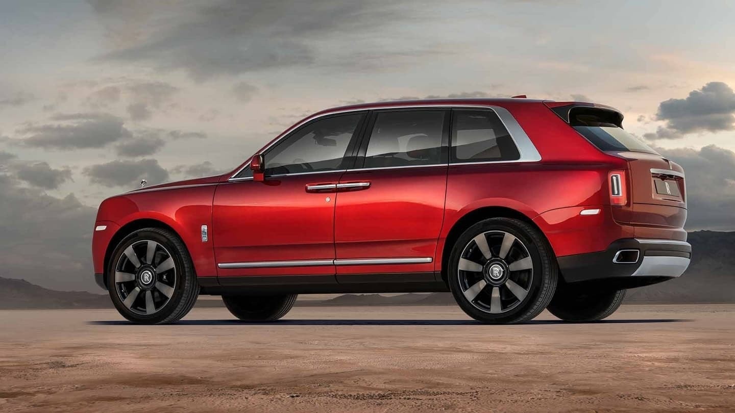 Vista lateral del Cullinan mostrando su porte y líneas clásicas.