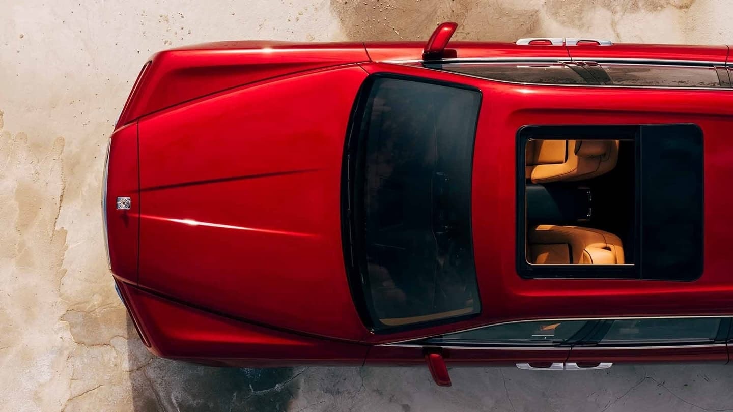 Toma aérea que enfatiza las proporciones y el techo del Cullinan.