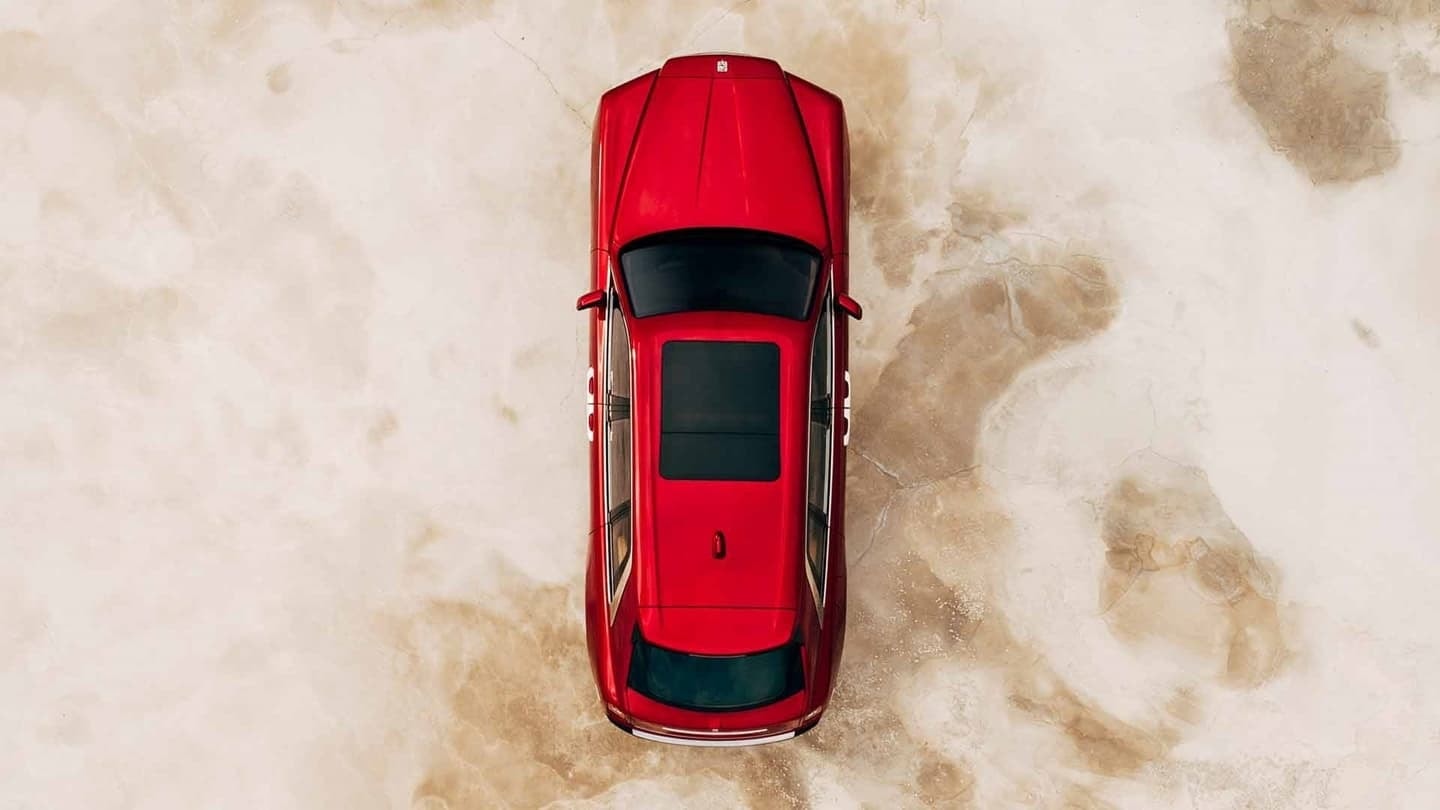 Vista cenital destacando el diseño del techo y la distribución de la carrocería.