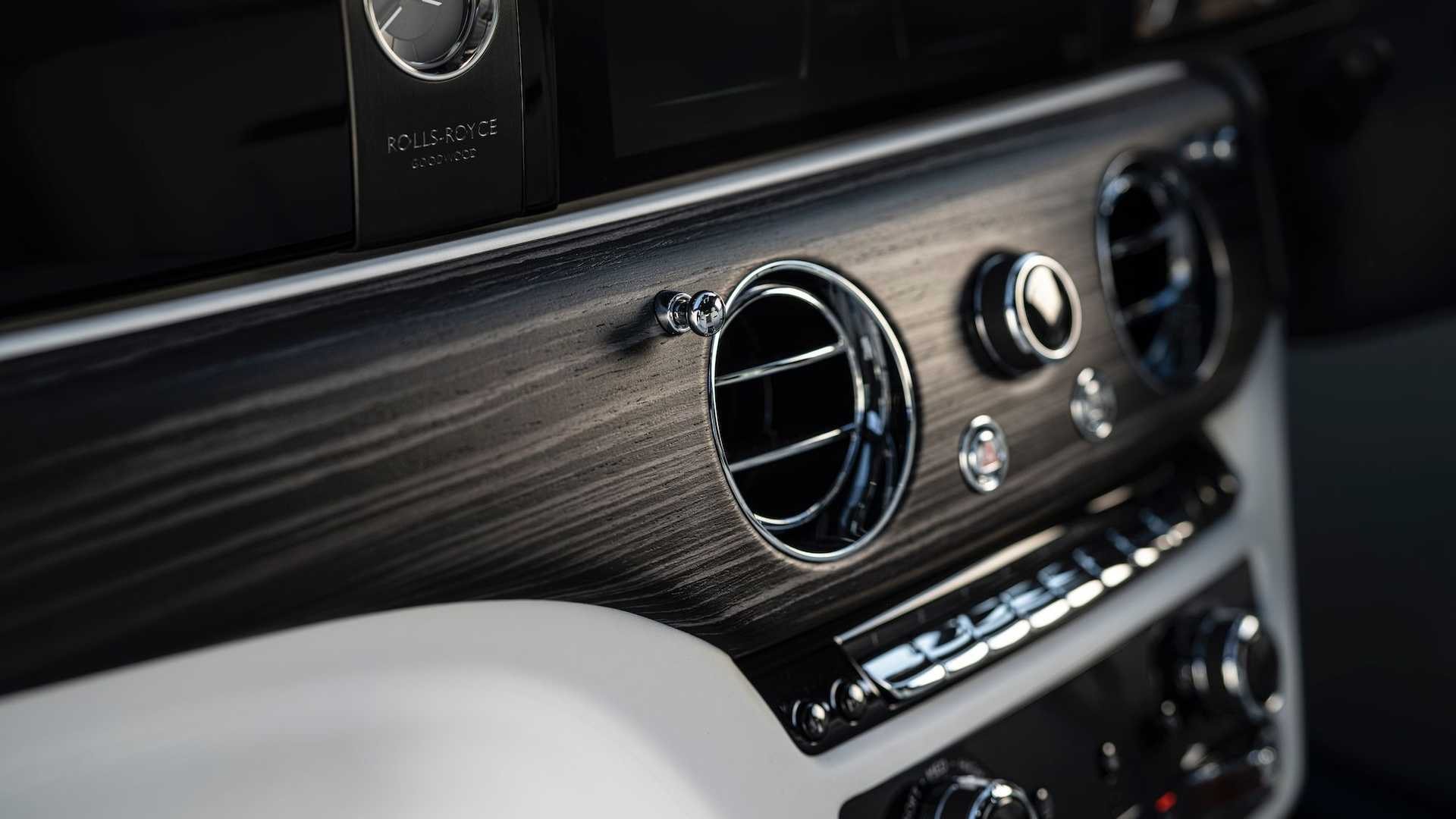 Acabado en madera y diseño refinado en la consola central del Ghost.