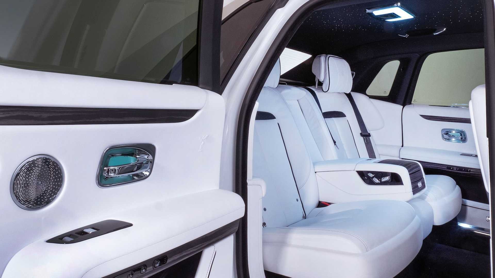 Espacio trasero del Rolls-Royce Ghost, símbolo de confort superior.
