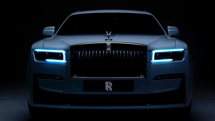 Fotografía que destaca la iluminación LED frontal del Rolls-Royce Ghost. Fotografía que destaca la iluminación LED frontal del Rolls-Royce Ghost.
