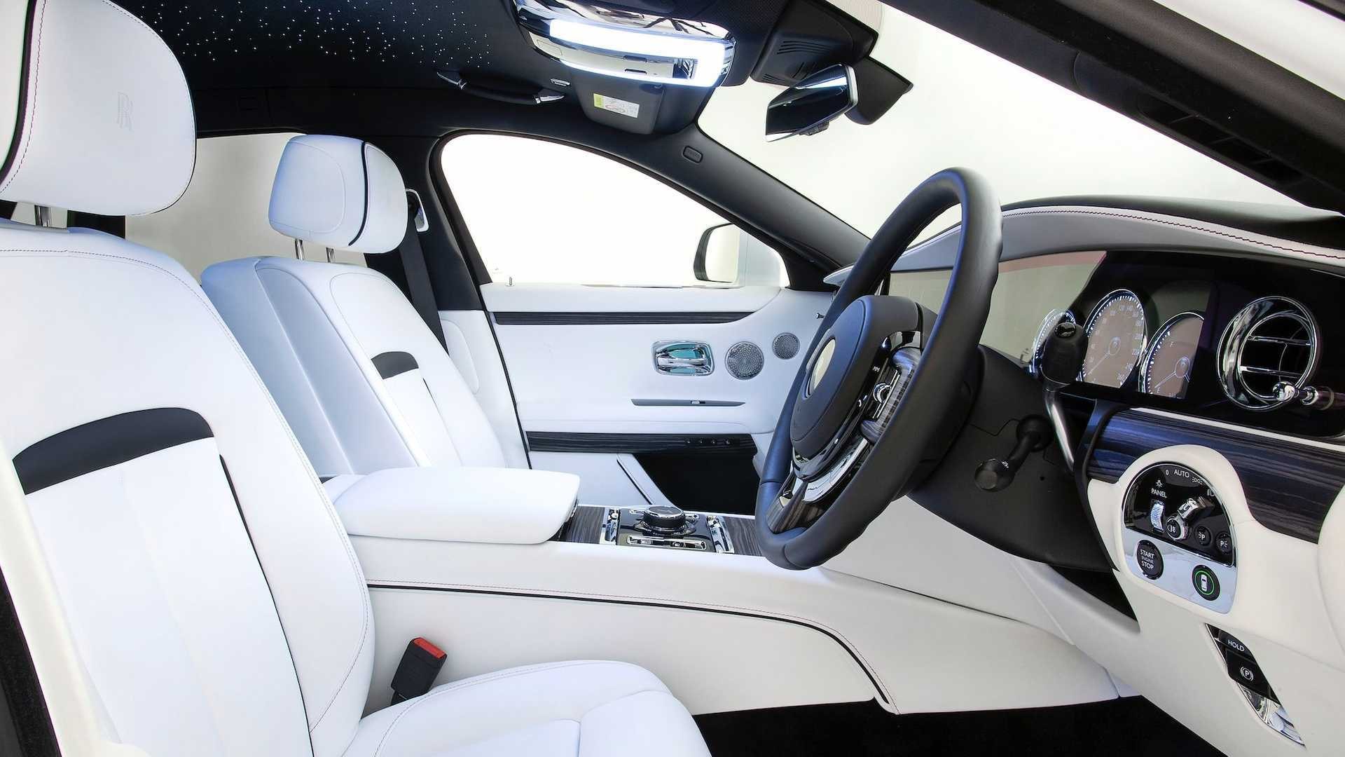 Interior lujoso del Rolls-Royce Ghost, con acabados prémium y atención al detalle.