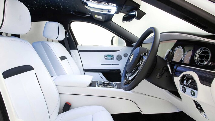 Interior lujoso del Rolls-Royce Ghost, con acabados prémium y atención al detalle. Interior lujoso del Rolls-Royce Ghost, con acabados prémium y atención al detalle.