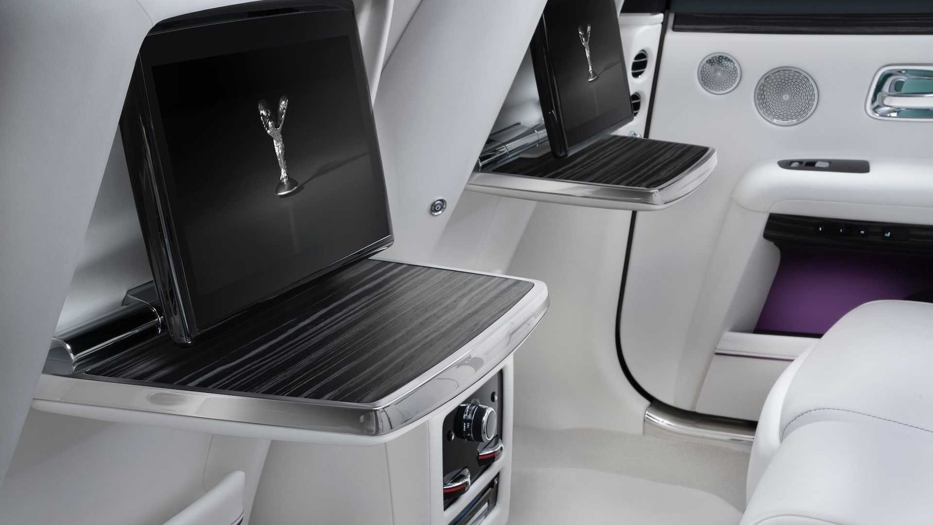 Exclusividad y lujo en las mesas plegables de Rolls-Royce Ghost.