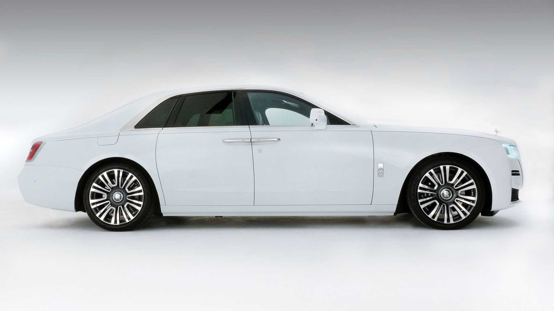 Perfil lateral del Rolls-Royce Ghost que subraya su fluidez y elegancia.