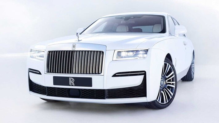 Vista frontal del Rolls-Royce Ghost, revelando su diseño elegante y robusto.
