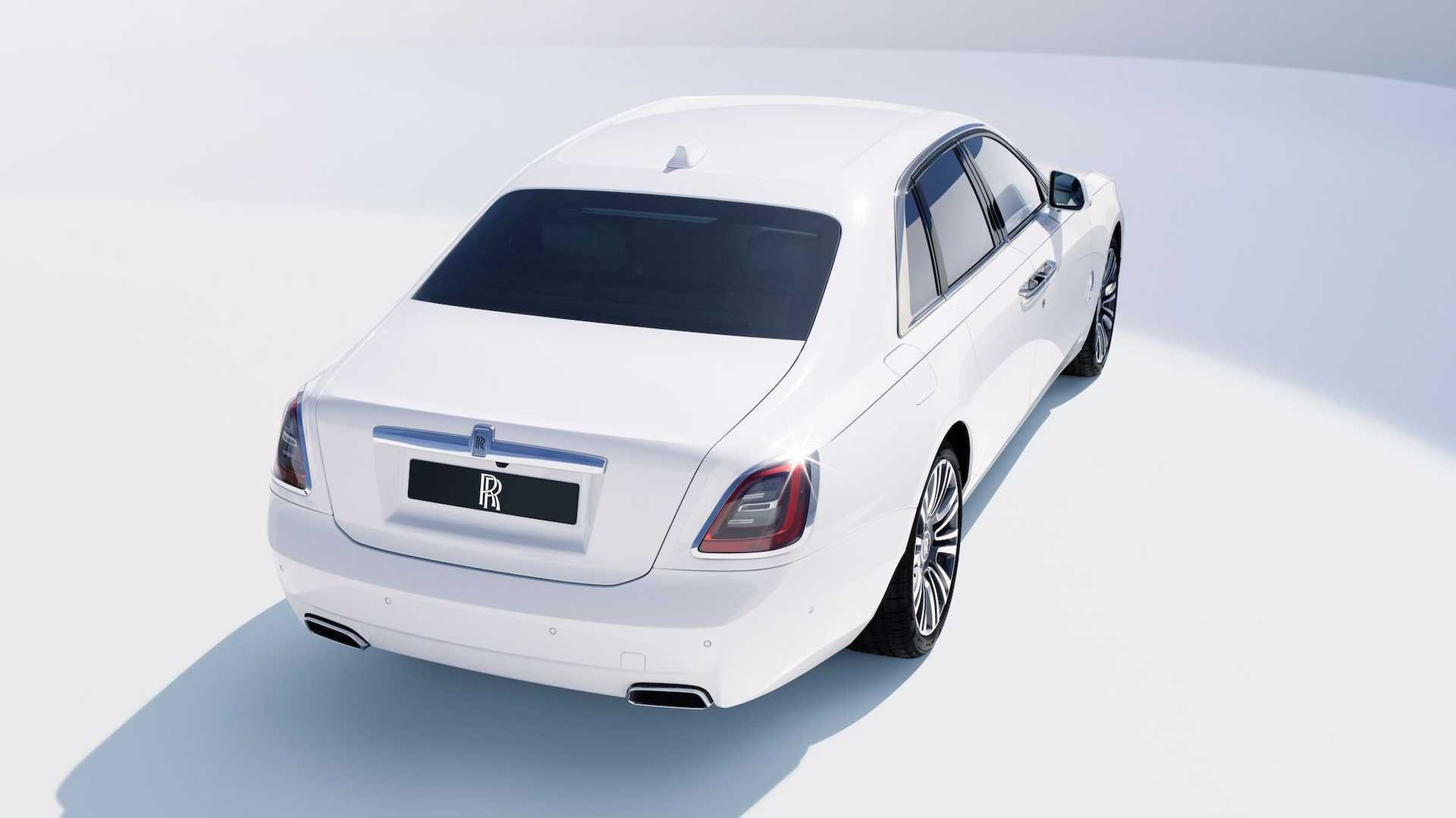 La trascendente vista trasera del Rolls-Royce Ghost, sinónimo de lujo y sofisticación.