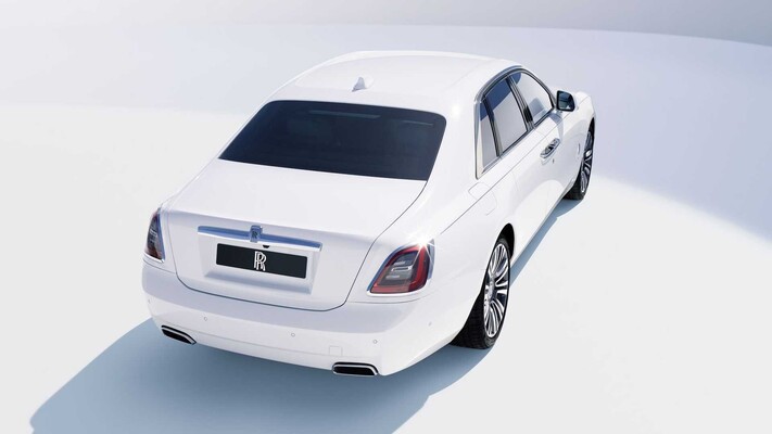 La trascendente vista trasera del Rolls-Royce Ghost, sinónimo de lujo y sofisticación. La trascendente vista trasera del Rolls-Royce Ghost, sinónimo de lujo y sofisticación.
