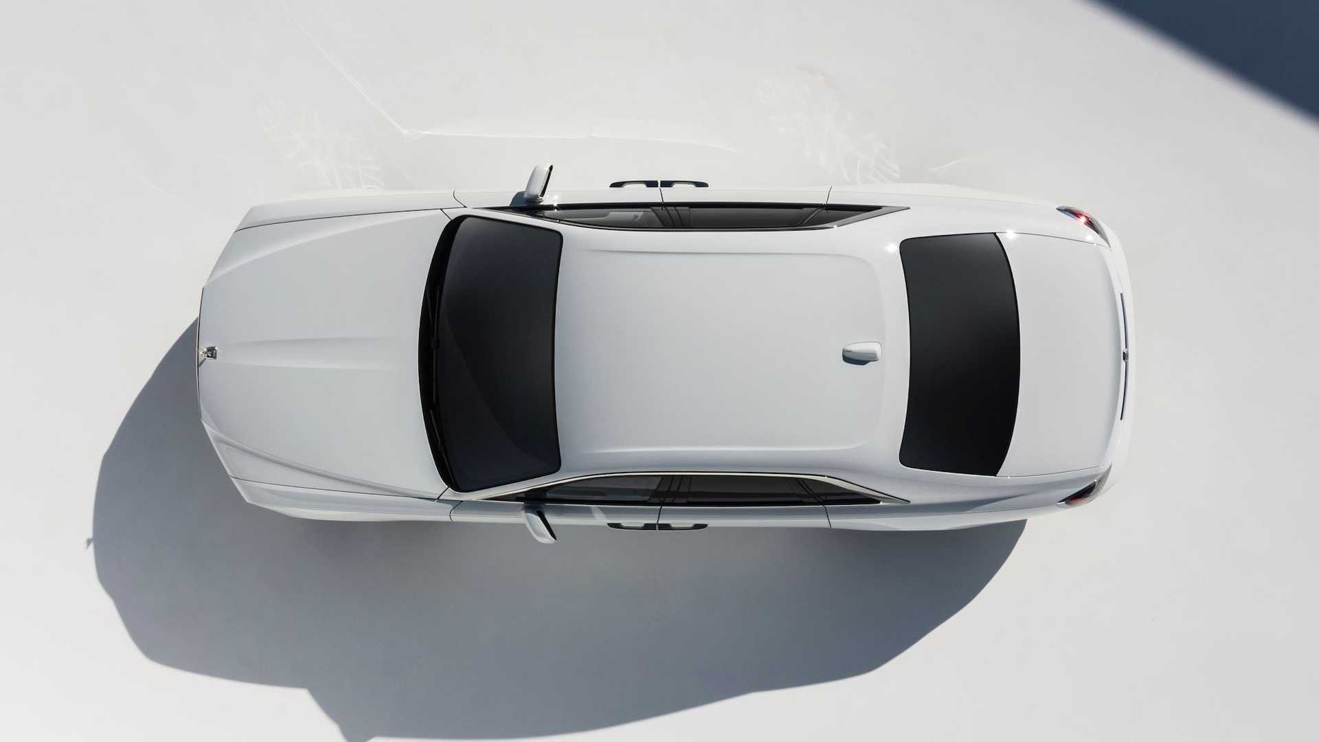 Vista aérea del Rolls-Royce Ghost mostrando su diseño armonioso y techo panorámico.