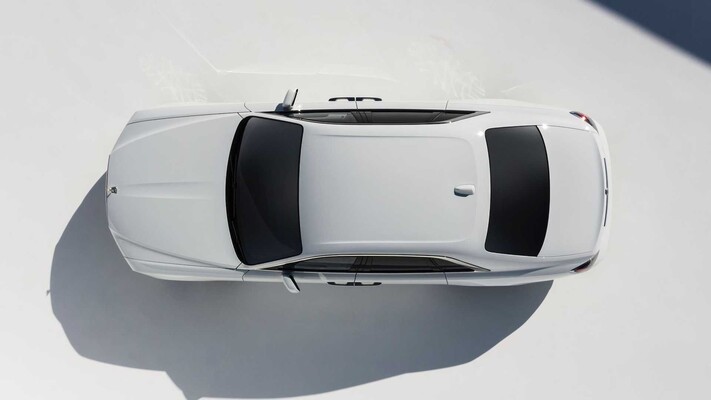 Vista aérea del Rolls-Royce Ghost mostrando su diseño armonioso y techo panorámico. Vista aérea del Rolls-Royce Ghost mostrando su diseño armonioso y techo panorámico.