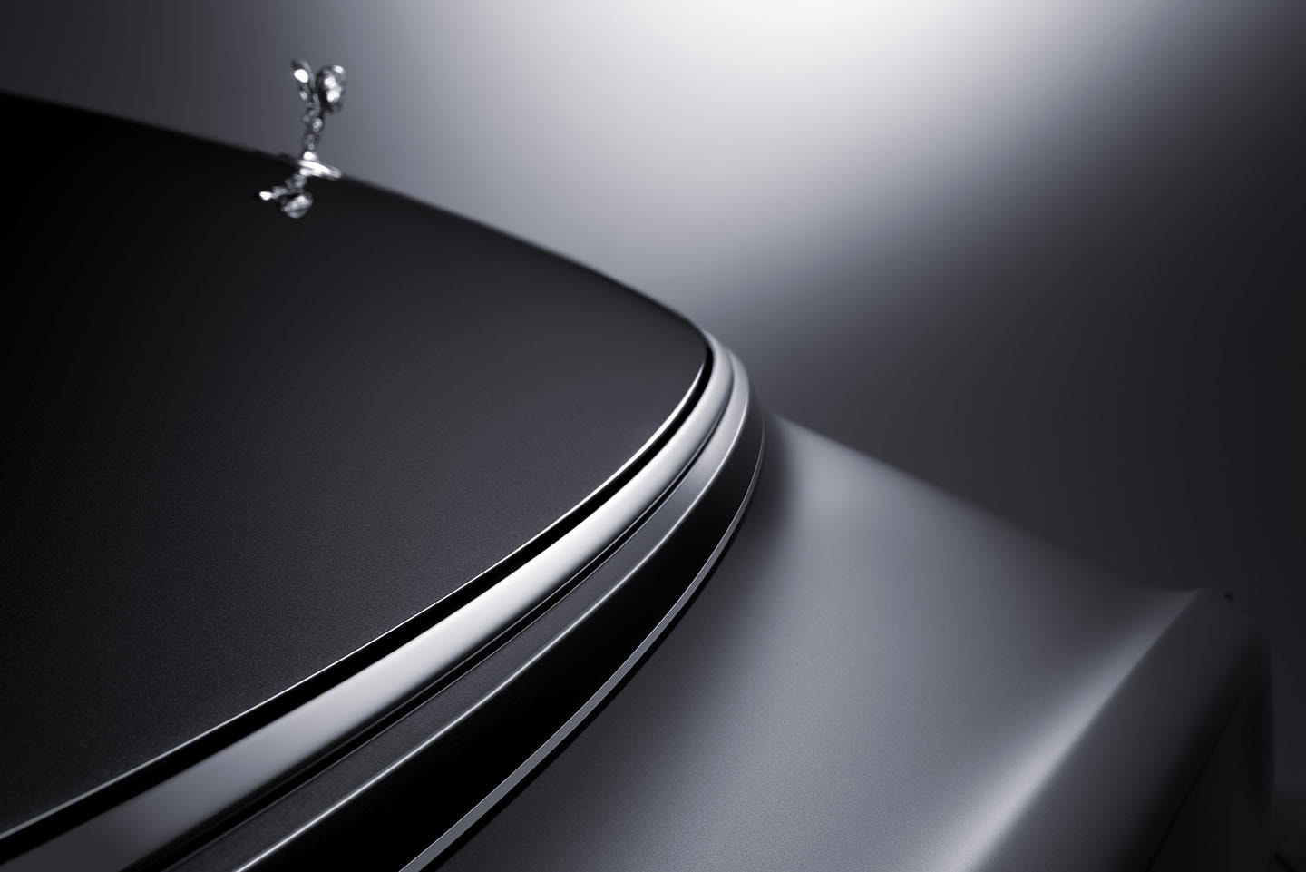 Primer plano del emblema "Spirit of Ecstasy" y líneas del capó.