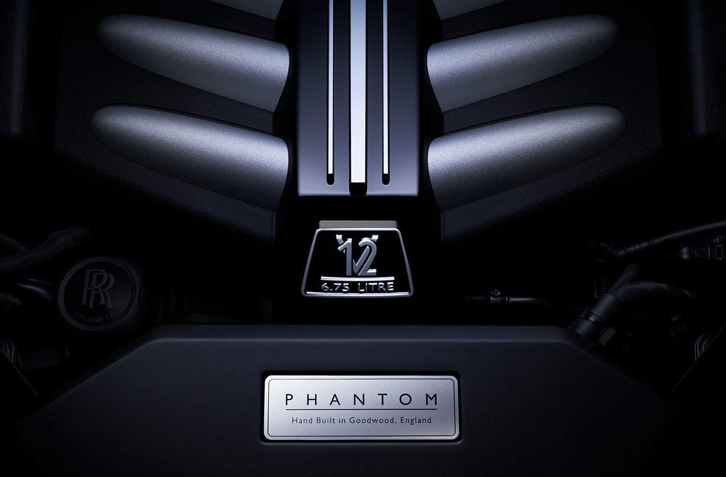 Emblema del motor V12 del Rolls-Royce Phantom, símbolo de poder y lujo.
