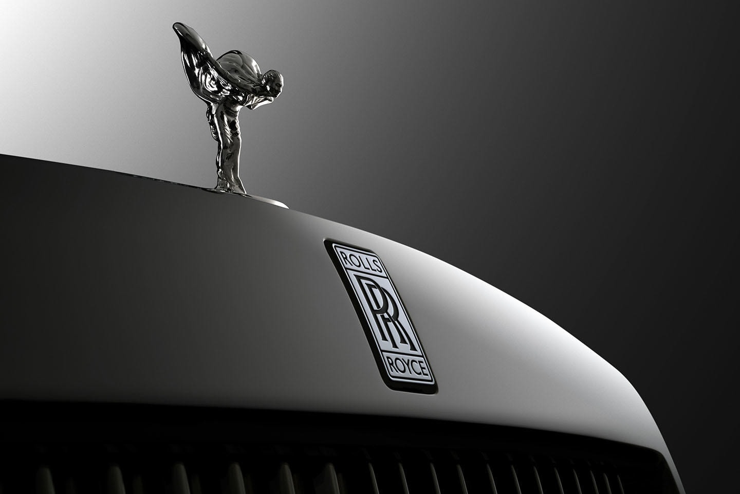 Icono clásico de Rolls-Royce, la figura Spirit of Ecstasy sobre el capó.