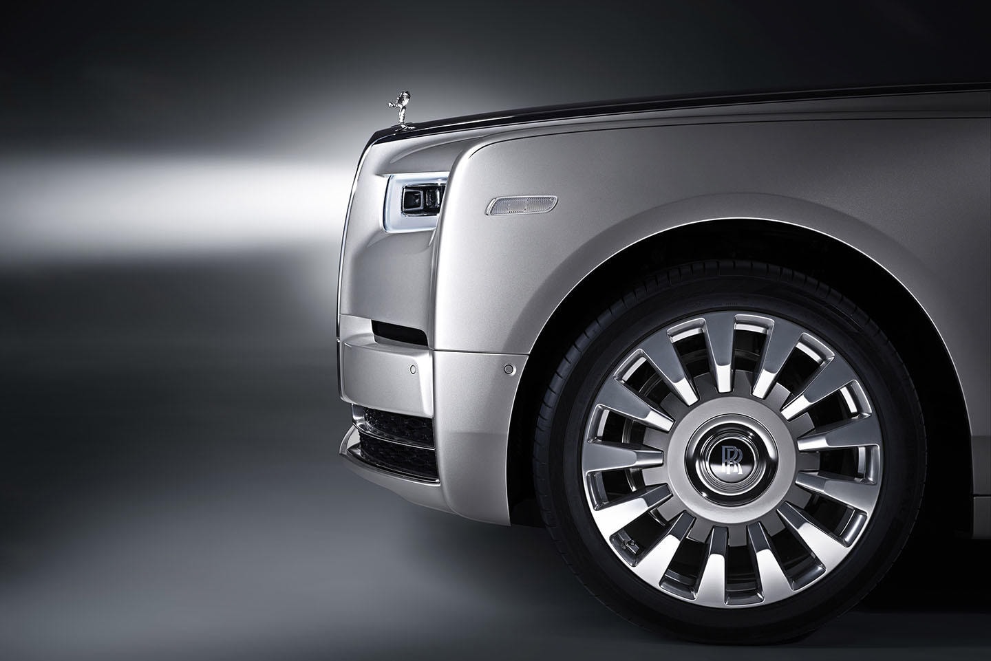 Techo panorámico con iluminación de estrellas, exclusivo de Rolls-Royce.