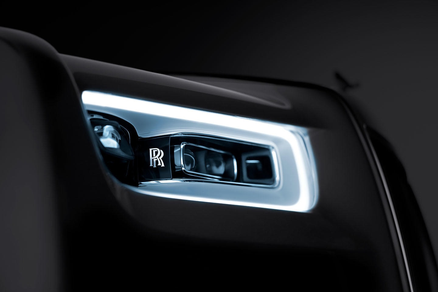 Fotografía del faro LED delantero de un Rolls-Royce Phantom.