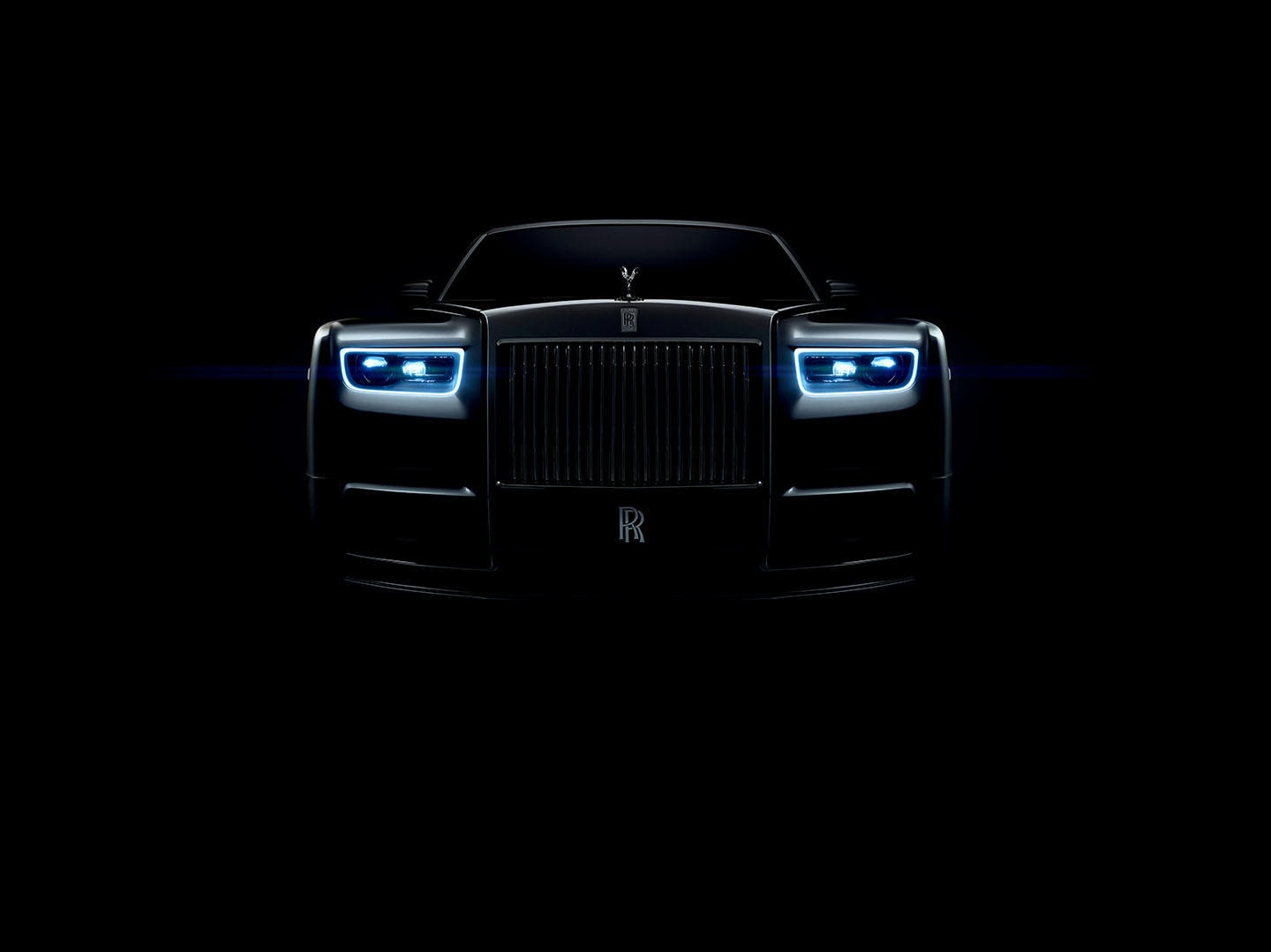 Fascinante frontal del Rolls-Royce Phantom con su parrilla distintiva y luces LED.