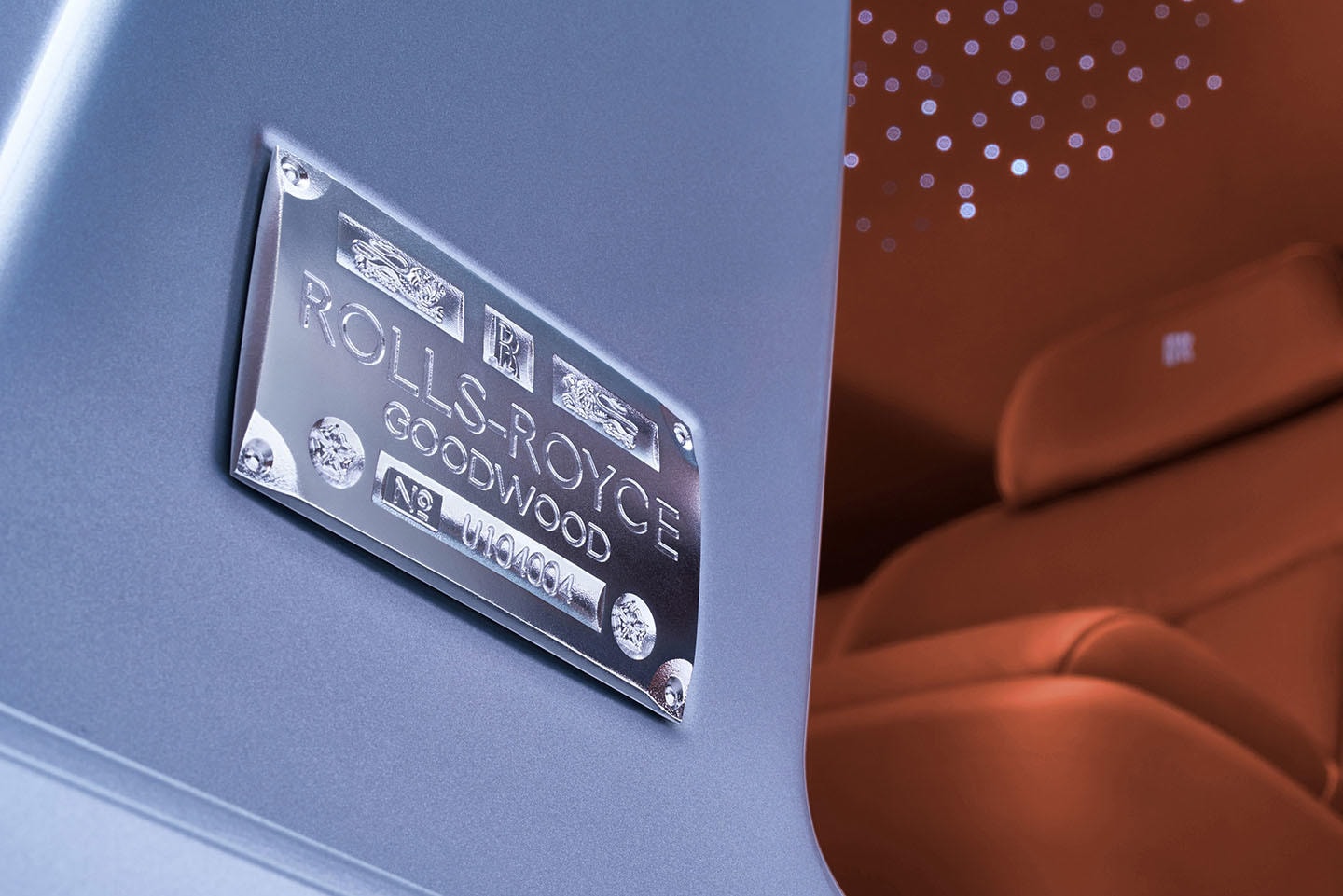 Placa identificativa de Rolls-Royce en detalle, un toque de exclusividad.