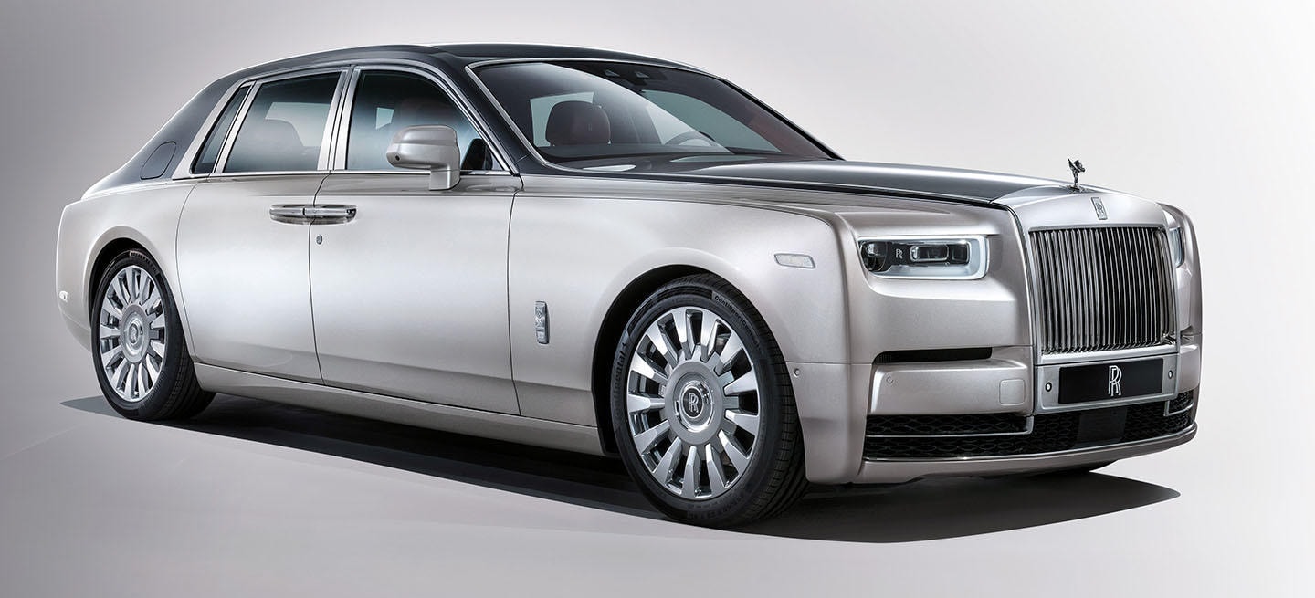 Frente sofisticado del Phantom, reflejo de lujo y prestigio.