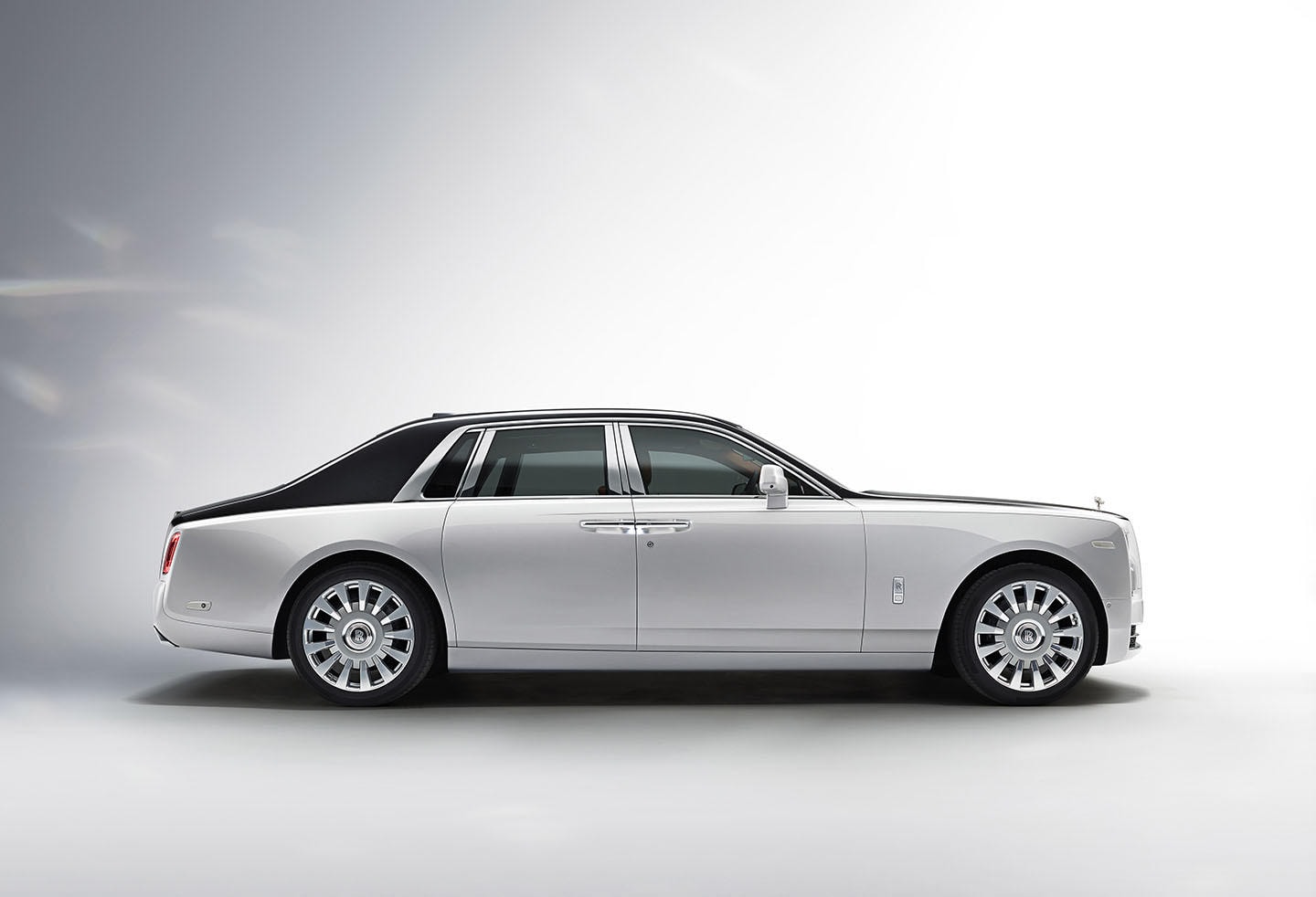 Elegante perfil lateral del Rolls-Royce Phantom.