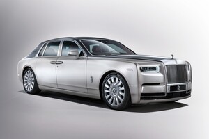 Vista majestuosa frontal y lateral del Rolls-Royce Phantom. Vista majestuosa frontal y lateral del Rolls-Royce Phantom.