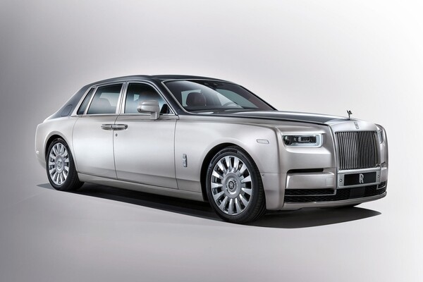 Vista majestuosa frontal y lateral del Rolls-Royce Phantom.