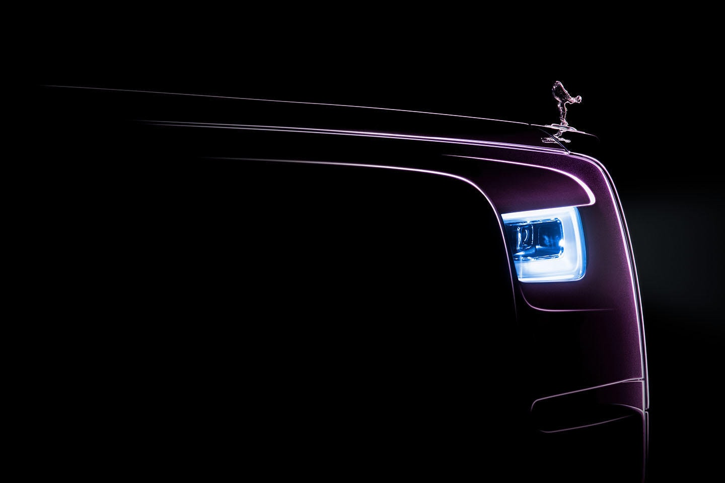 Juego de luces realza la silueta lateral y el faro del Rolls-Royce Phantom.