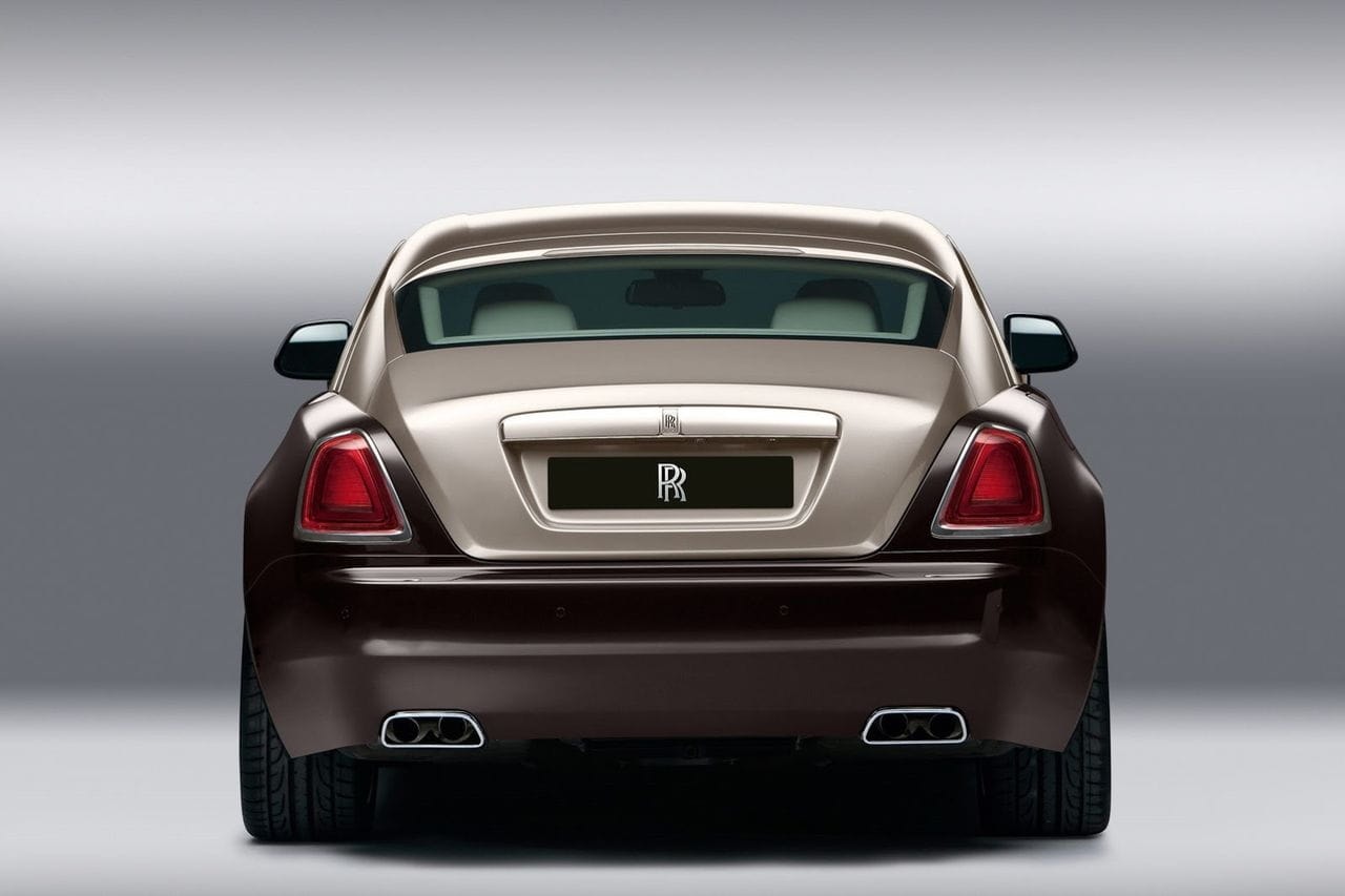 Vista trasera del Rolls-Royce Wraith, destacando su elegancia y presencia.