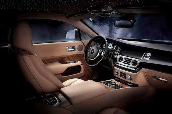 Cabina del Wraith, con acabados de madera y cuero, y tecnología avanzada. Cabina del Wraith, con acabados de madera y cuero, y tecnología avanzada.