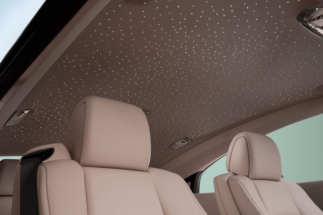 Techo del Rolls-Royce Wraith con la característica iluminación "Starlight Headliner".