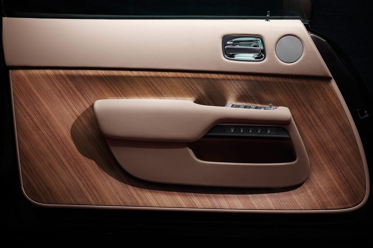 Acabados de madera y cuero destacan en el panel de la puerta del Wraith.