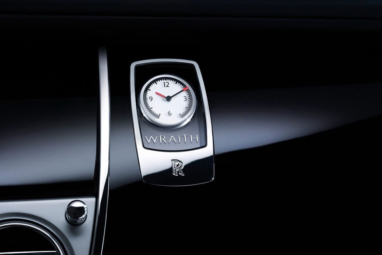 Reloj analógico Wraith exquisitamente integrado en el salpicadero.