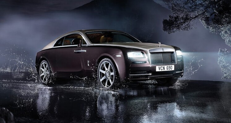 Vista lateral y frontal del Rolls-Royce Wraith, realzando su diseño icónico.