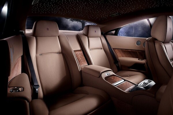 Asientos traseros del Rolls-Royce Wraith, epitome de confort y lujo. Asientos traseros del Rolls-Royce Wraith, epitome de confort y lujo.
