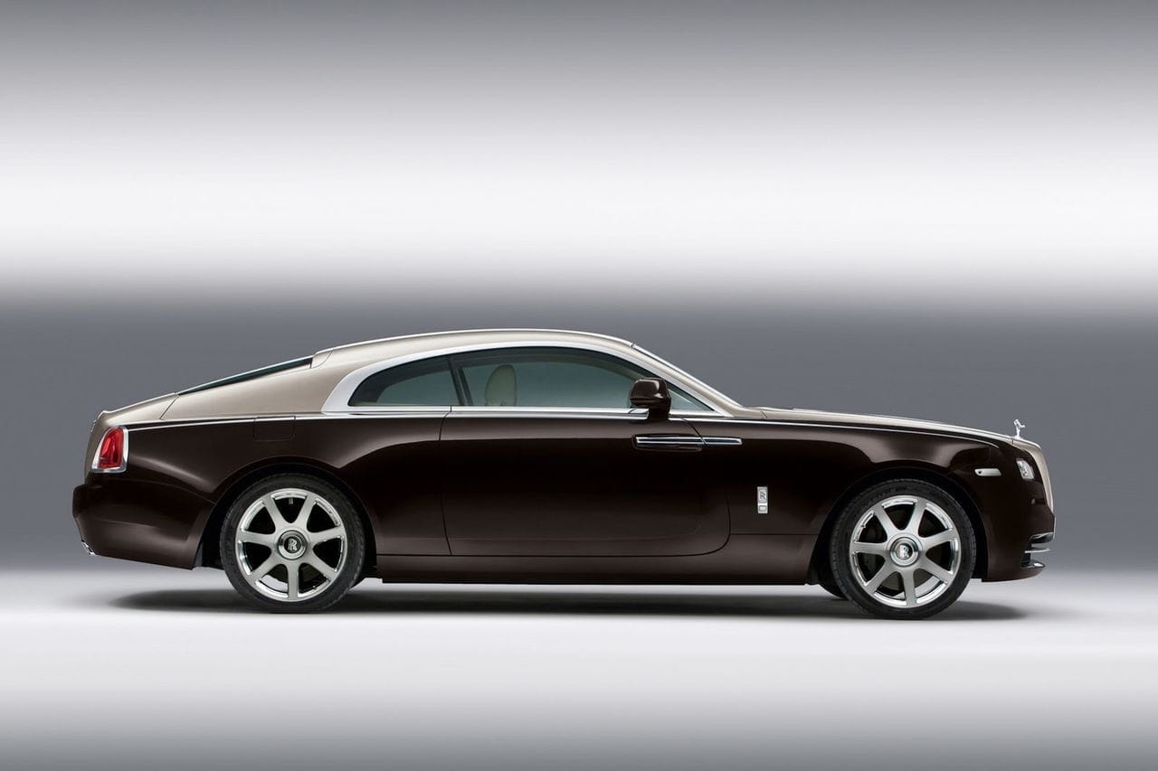 Vista lateral del Rolls-Royce Wraith con su distintiva silueta.