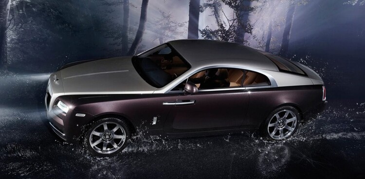 Perfil lateral del Rolls-Royce Wraith, mostrando su línea de techo descendente. Perfil lateral del Rolls-Royce Wraith, mostrando su línea de techo descendente.