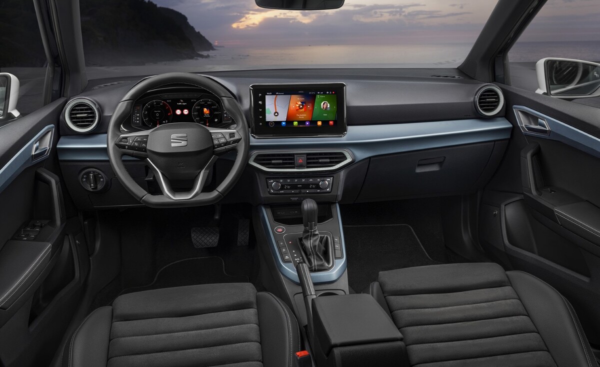 Vista del tablero del SEAT Arona, destacando su pantalla táctil y controles intuitivos. Vista del tablero del SEAT Arona, destacando su pantalla táctil y controles intuitivos.