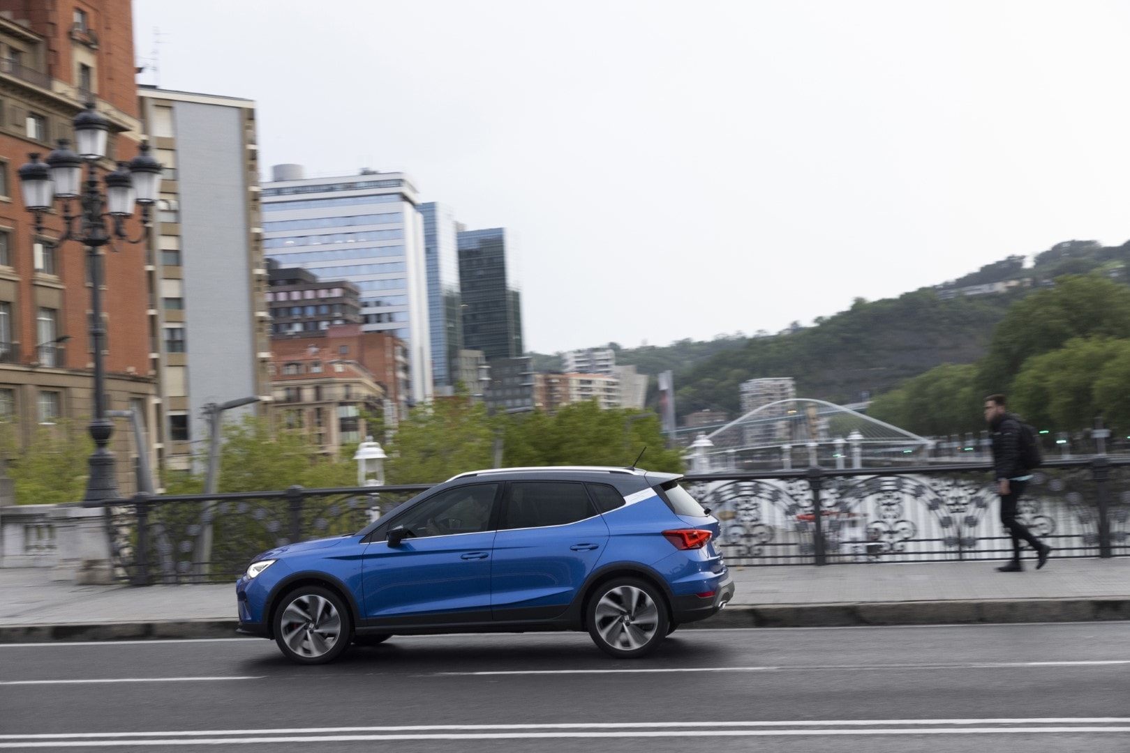 SEAT Arona estacionado en ambiente urbano, realzando su estilismo lateral.