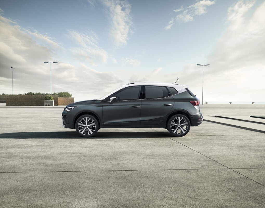 Imagen lateral del SEAT Arona, resaltando su porte moderno y ruedas. Imagen lateral del SEAT Arona, resaltando su porte moderno y ruedas.