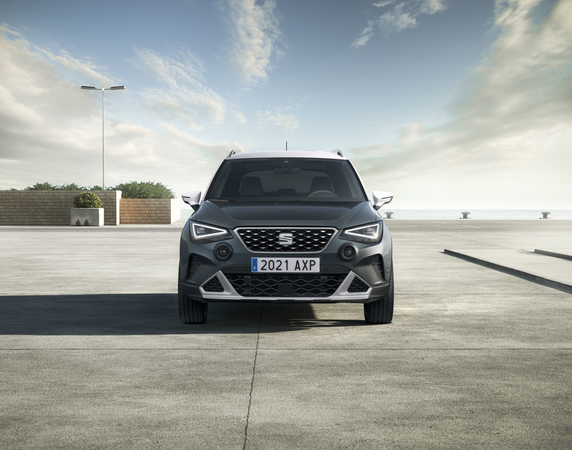 Tom frontal del SEAT Arona mostrando su parrilla y faros LED característicos.