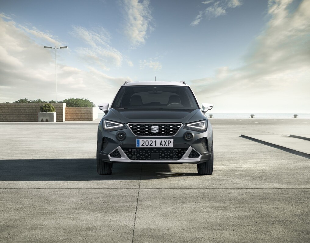 Tom frontal del SEAT Arona mostrando su parrilla y faros LED característicos. Tom frontal del SEAT Arona mostrando su parrilla y faros LED característicos.