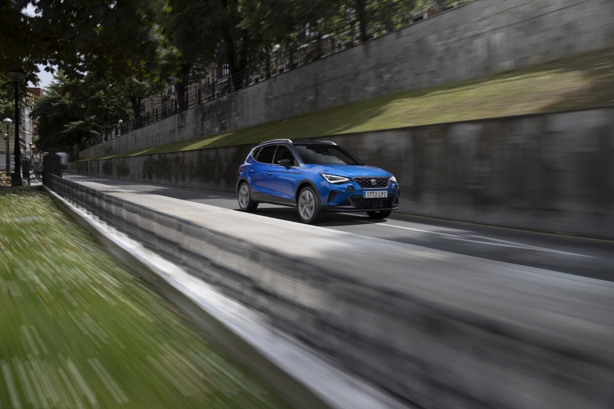 El SEAT Arona capturado en movimiento, enfatizando su perfil lateral y la sensación de velocidad. El SEAT Arona capturado en movimiento, enfatizando su perfil lateral y la sensación de velocidad.
