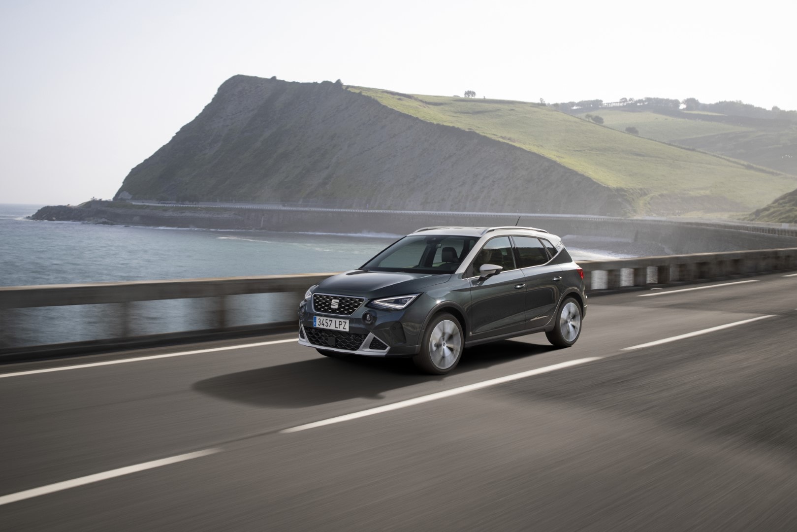 Vista lateral del SEAT Arona en color negro, resaltando su diseño y adaptación al entorno costero.