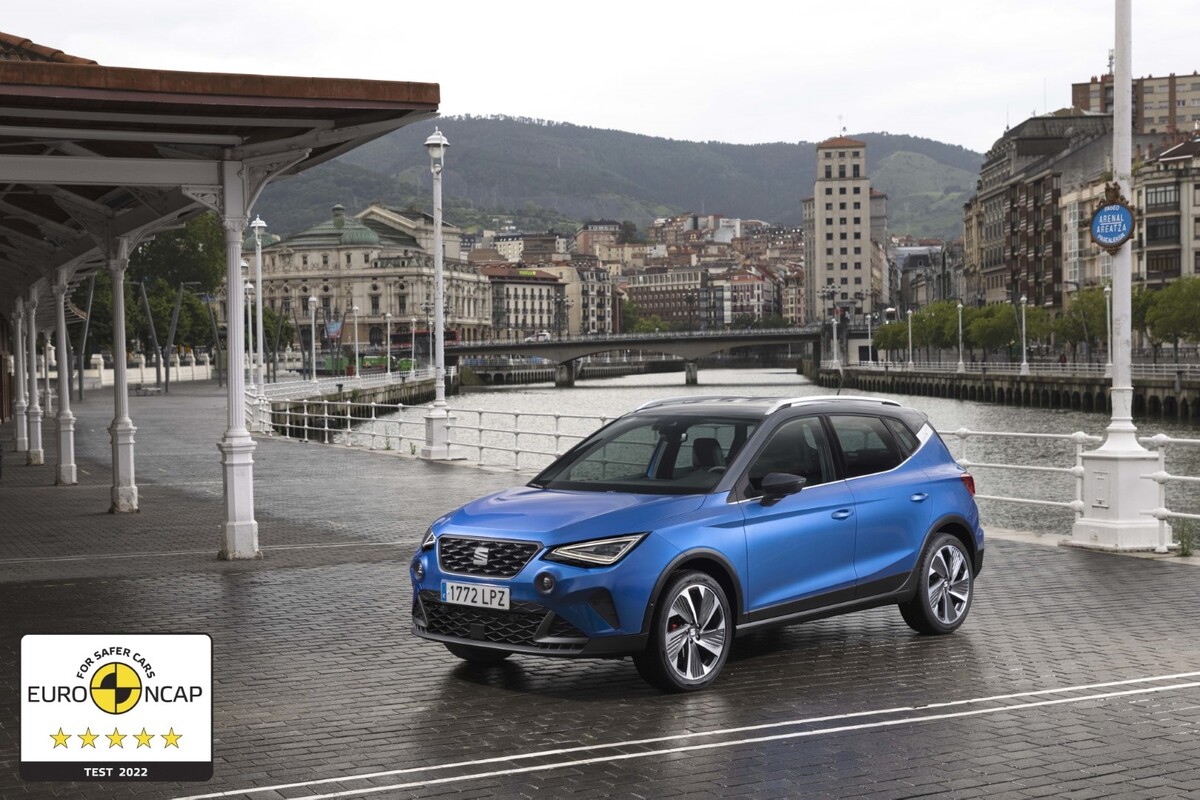 Imagen frontal del SEAT Arona aparcado, destacando la calificación de seguridad Euro NCAP. Imagen frontal del SEAT Arona aparcado, destacando la calificación de seguridad Euro NCAP.