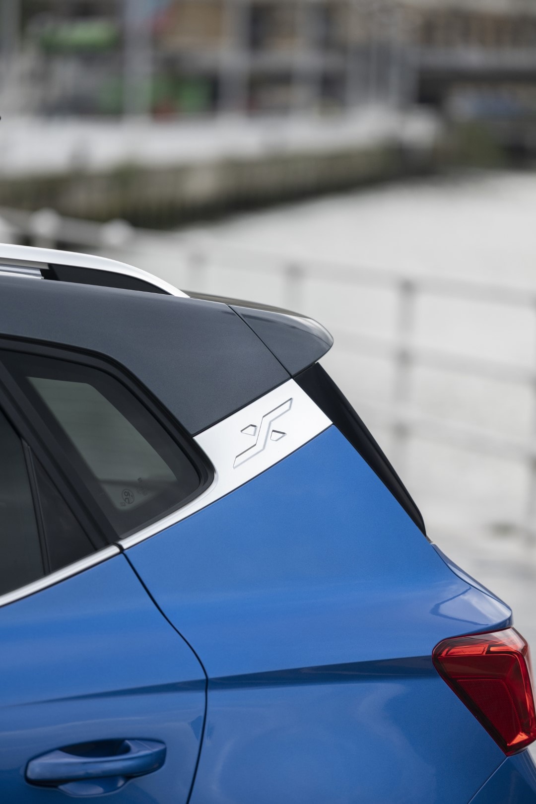 Detalle del diseño del techo con contraste y la antena de tiburón del SEAT Arona.