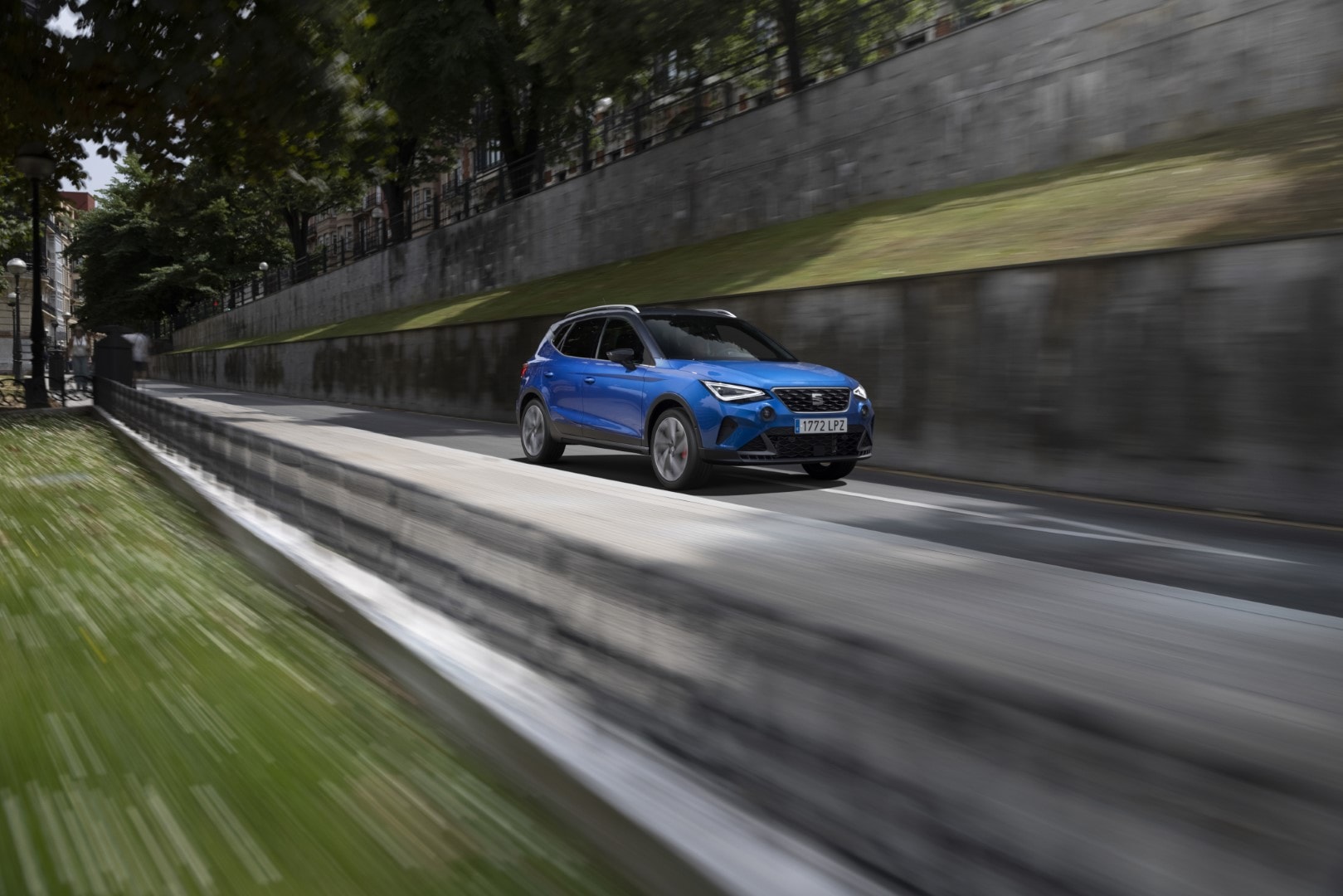 El SEAT Arona capturado en movimiento, transmitiendo sensación de agilidad en ambiente urbano.